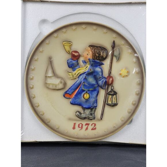 Vintage GOEBEL HUMMEL #265 Boy 1972 ANNUAL BAS-RELIEF PLATE - COA - Picture 1 of 6